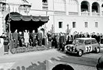 Frstlicher Empfang: Hopkirk/Liddon bei der Siegerehrung, Rallye Monte Carlo 1964