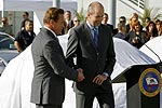 Arnold Schwarzenegger, Gouverneur von Kalifornien, gratuliert Dr. Michael Ganal zur BMW Hydrogen-Initiative.