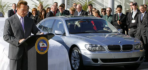 Kaliforniens Gouverneur Arnold Schwarzenegger lobt die BMW-Hydrogen Initiative