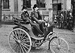 Der Patent-Motorwagens im Jahre 1887, eine Weiterentwicklung des ersten Motorwagens von 1886. Am Steuer Karl Benz, neben ihm sein kaufmnnischer Mitarbeiter Josef Brecht.