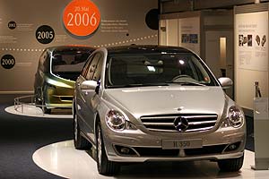 Keine Oldies, aber trotzdem bei Mercedes auf der Techno Classica zu sehen: der Mercedes R 350, sowie das Mercedes Bionik Car (hinten)