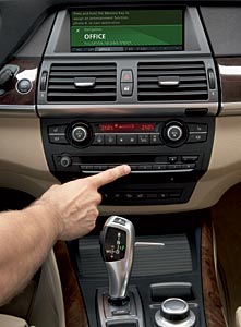 BMW X5 mit acht Favoritentasten zur direkten Anwahl von Telefonnummern, Navigationszielen und Radiosendern