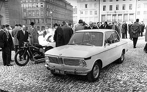 Präsentation des neuen BMW 1600 zum 50. BMW Geburtstag vor der Oper in München am 9. März 1966
