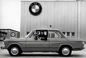 Fernsehmoderatorin Petra Schrmann im BMW 1802