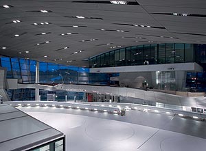 BMW Welt Baustelle, Foto aus Juli 2007, Innenansicht mit Premiere (Automobilauslieferung) und Club Restaurant