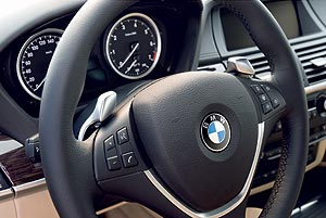 BMW X6 mit Schaltwippen und Sportlenkrad