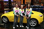 Opel GT mit drei Messe-Damen in Halle 3