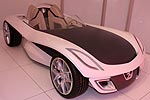 Peugeot Flux, den vierten von Peugeot präsentierten und „La Griffe” genannten Designwettbewerb hat ein rumänischer Student gewonnen. Seine 2sitzige Design-Studie ist futuristisch.