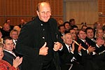 Hans-Joachim Stuck wird aus dem Publikum auf die Bühne gebeten