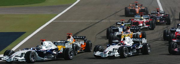 Nick Heidfeld und Robert Kubica (vorne) beim Start des F1-Rennens in Bahrain
