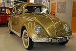 VW Kfer, Baujahr 1955, 4-Zyl.-Boxer-Motor, 1.192 cccm, 30 PS, vmax: 110 km/h, zum Produktionsrekord am 05.08.1955 gold lackiert
