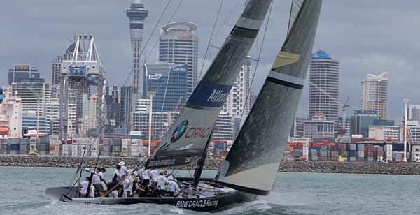 USA 98 vor der Kulisse Aucklands