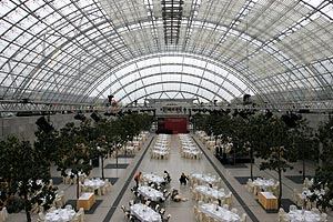 Blick  von erster Ebene in die Stahl-Glas-Halle der neuen Messe  Leipzig