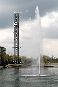85 m hoher Leipziger Messeturm mit dem Wahrzeichen der Messe, dem Doppel-M, das einst fr Muster-Messe stand
