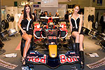 Formel 1 Rennwagen mit zwei Messe-Hostessen. Was will man(n) mehr?