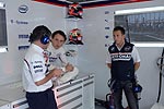 Robert Kubica spricht mit seinem Renn-Ingenieur und Testfahrer Christian Klein