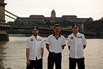 Nick Heidfeld, Mario Theissen und Robert Kubica mit vor der Kettenbr�cke und Burg