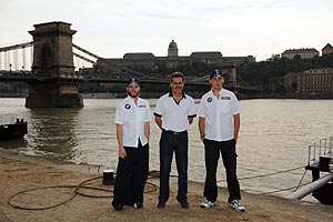Nick Heidfeld, Mario Theissen und Robert Kubica vor der Kettenbr�cke in Budapest