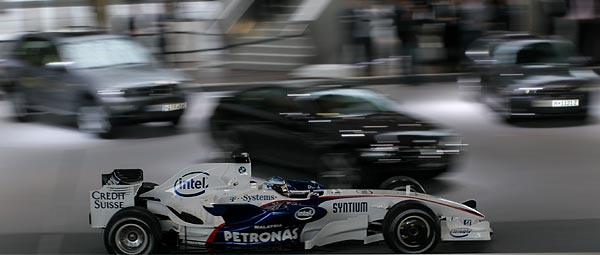 Nick Heidfeld fuhr am 14.01.08 eine Runde mit dem BMW Sauber F1.08 durch die BMW Welt