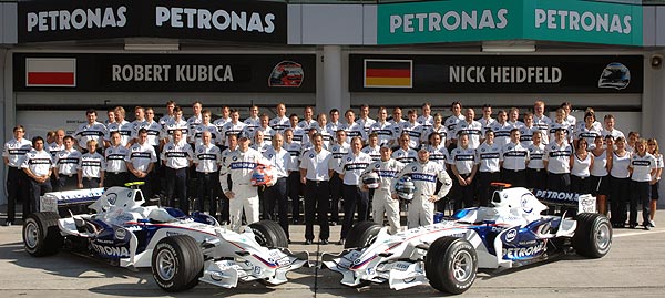 Gruppenfoto des BMW Sauber F1 Teams in Sepang, Malaysia