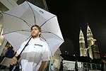 Nick Heifeld am Mittwoch vor dem Malaysia GP an den Petronas Twin Towers in Kuala Lumpur