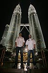Robert Kubica vor den Petronas Twin Towers in Kuala Lumpur