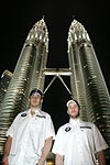 Robert Kubica und Nick Heidfeld vor den einst h�chsten Geb�uden der Welt, den Petronas Twin Towers in Kuala Lumpur