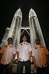 BMW Sauber F1 Testfahrer Christian Klien mit den Stammfahrer Robert Kubica und Nick Heidfeld vor den Petronas Twin Towers