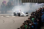 Nick Heidfeld dreht eine schnelle Runde vor den Augen begeisterter BMW-Mitarbeiter