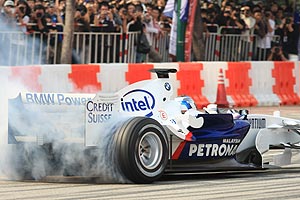 Nick Heidfeld mit seinem F1-Boliden in Seoul