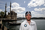 Nick Heidfeld vor der Ortak�y Moschee in Istanbul am Mittwoch vor dem F1-Rennen