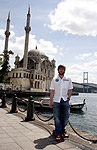 Nick Heidfeld vor der Ortak�y Moschee in Istanbul am Mittwoch vor dem F1-Rennen