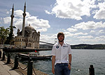 Nick Heidfeld vor der Ortak�y Moschee in Istanbul am Mittwoch vor dem F1-Rennen