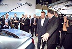 Arnold Schwarzenegger schaut sich den BMW Messe-Stand in L.A. an