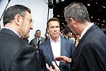 Dr. Klaus Draeger erklrt Arnold Schwarzenegger neue BMW-Technologien