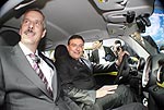 Dr. Klaus Draeger und Dr. Norbert Reithofer vom BMW-Vorstand im neuen MINI E