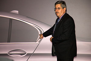 Josef Wüst, Projektleiter BMW 5er, zeigt den neuen, engeren Hofmeisterknick im Vergleich zum Vorgänger