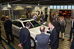 den teilnehmenden Journalisten wird ein Modell des BMW 5er vorgeführt 