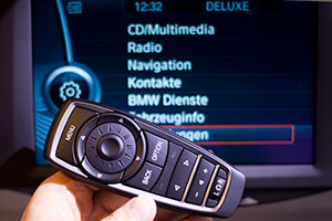 Fond-Entertainment-System im BMW 5er, gesteuert ber Fernbedienung