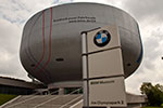Museumsschüssel mit den angedeuteten Fahrspuren des BMW Z4 