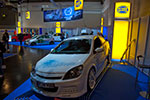 Opel Astra mit besonderer Lackierung auf dem Hella-Stand