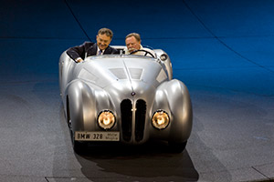 Vorstandsvorsitzender Norbert Reithofer fuhr in einem BMW 328 Mille Miglia auf die Bühne
