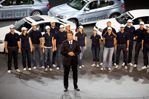 Zum Abschluss der BMW Pressekonferenz kamen Auszubildende der BMW Niederlassung Frankfurt mit auf die Bühne.
