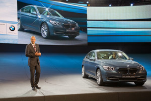 Dr. Klaus Draeger bei der BMW Pressekonferenz auf der IAA 2009. Neben ihm der BMW 5er Gran Turismo, der in Frankfurt Weltpremiere feierte