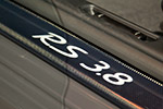 Einstiegsleiste im Porsche GT 3 RS zeigt es an: 3,8 Liter-Maschine statt wie zuvor 3,6 Liter-Motor