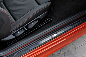 BMW 1er M Coupe, Einstiegsleiste mit M-Symbol
