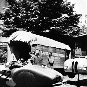 BMW Mannschaftslager im Hof des Hotel Vittorio in Brescia beim I. Gran Premio Brescia delle Mille Miglia, 28.04.1940