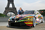Jeff Koons mit dem 17. BMW Art Car am Tour Eiffel in Paris, 2010