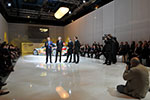 Hervé Poulain; Alfred Pacquement, Direktor des Centre Pompidou; Jeff Koons und Ian Robertson, Mitglied des Vorstands des BMW AG, vor dem 17. BMW Art Car im Centre Pompidou in Paris