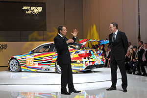 Jeff Koons und Ian Robertson, Mitglied des Vorstands der BMW AG, vor dem 17. BMW Art Car im Centre Pompidou in Paris